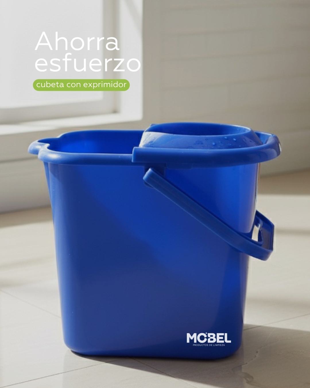 Cubeta azul con exprimidor disponible en MOBEL